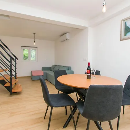 Apartment Petea Omis Exterior photo