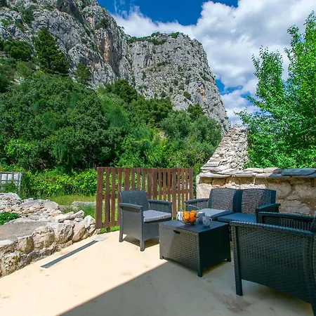 Apartment Petea Omis Exterior photo