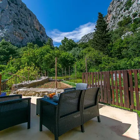 Apartment Petea Omis Exterior photo