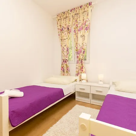 Apartment Petea Omis Exterior photo