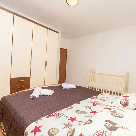 Apartment Petea Omis Exterior photo