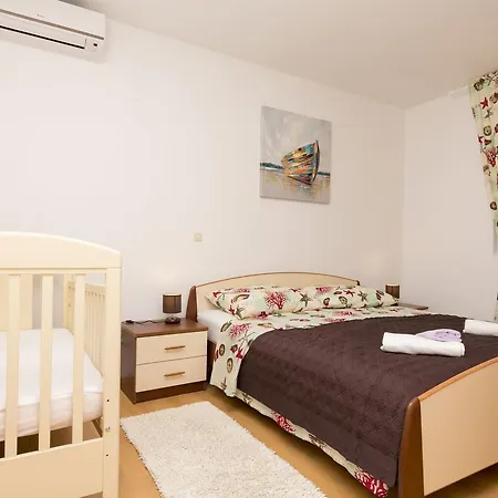 Apartment Petea Omis Room photo