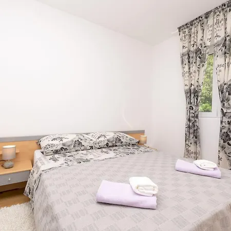 Apartment Petea Omis Room photo