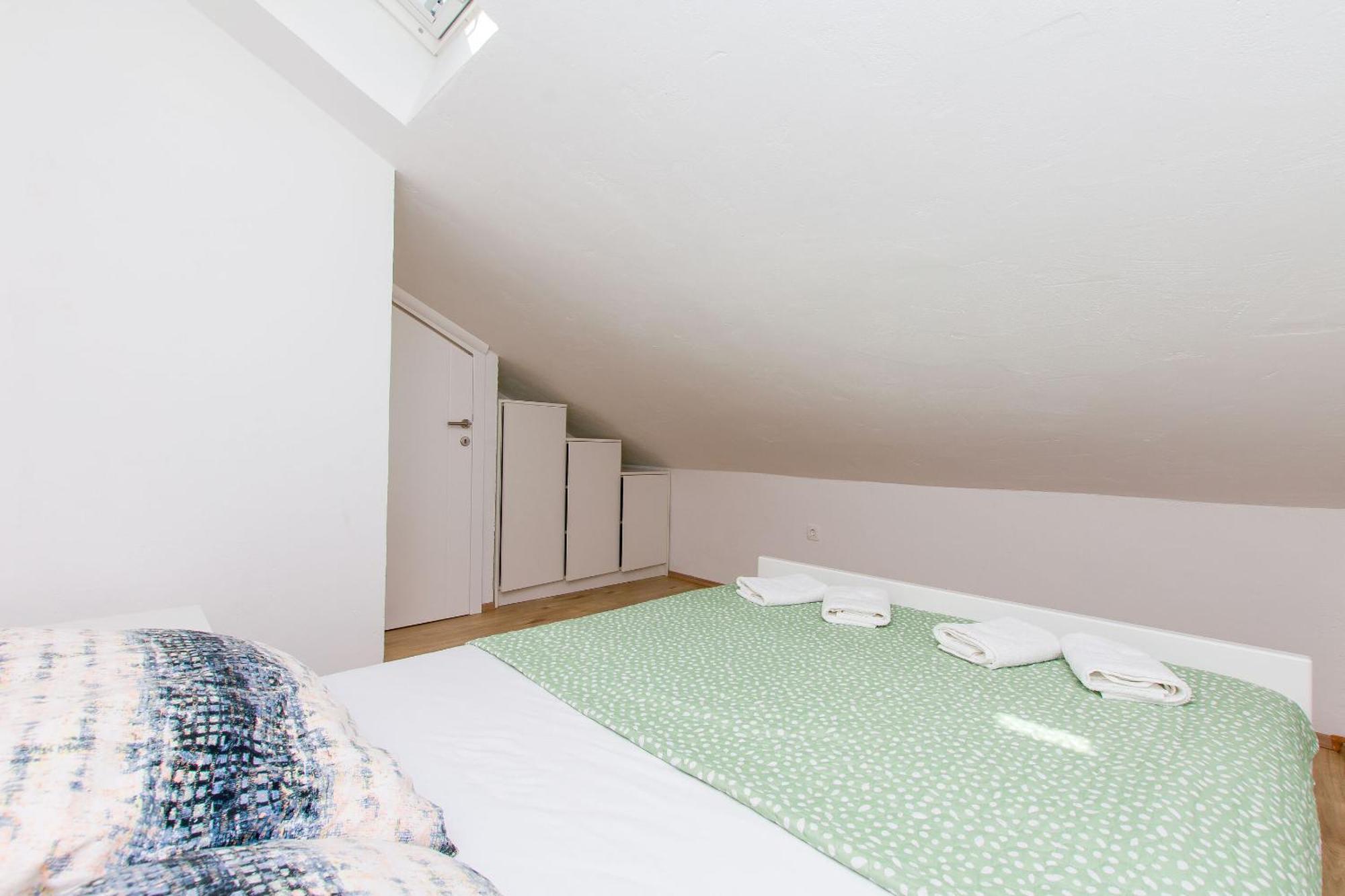 Apartment Petea Omis