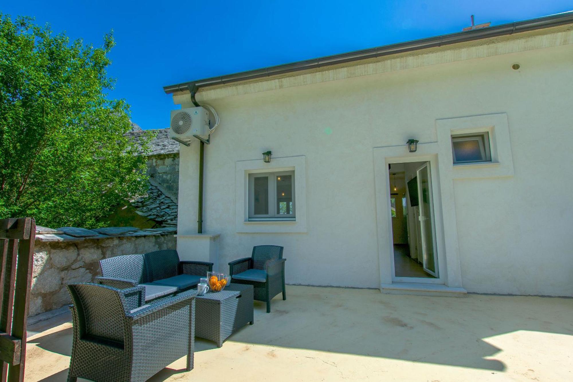 Apartment Petea Omis