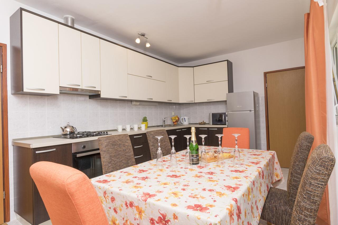 Apartment Petea Omis